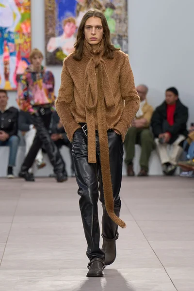 Look 25